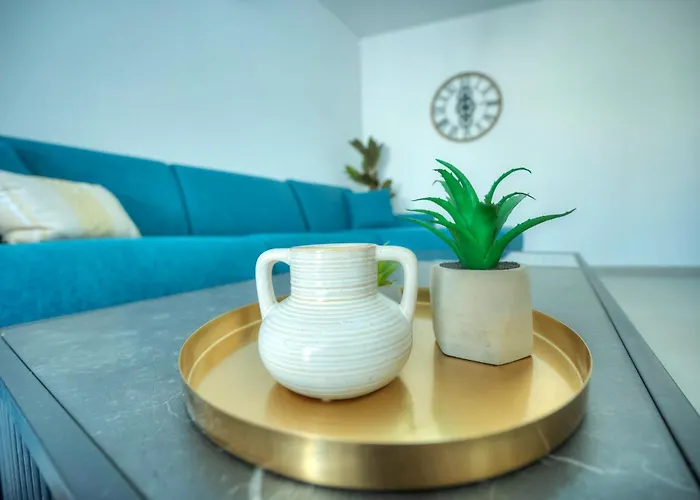Spacious, Bright & Modern 3 Bedrooms, Balcony Apic1-1