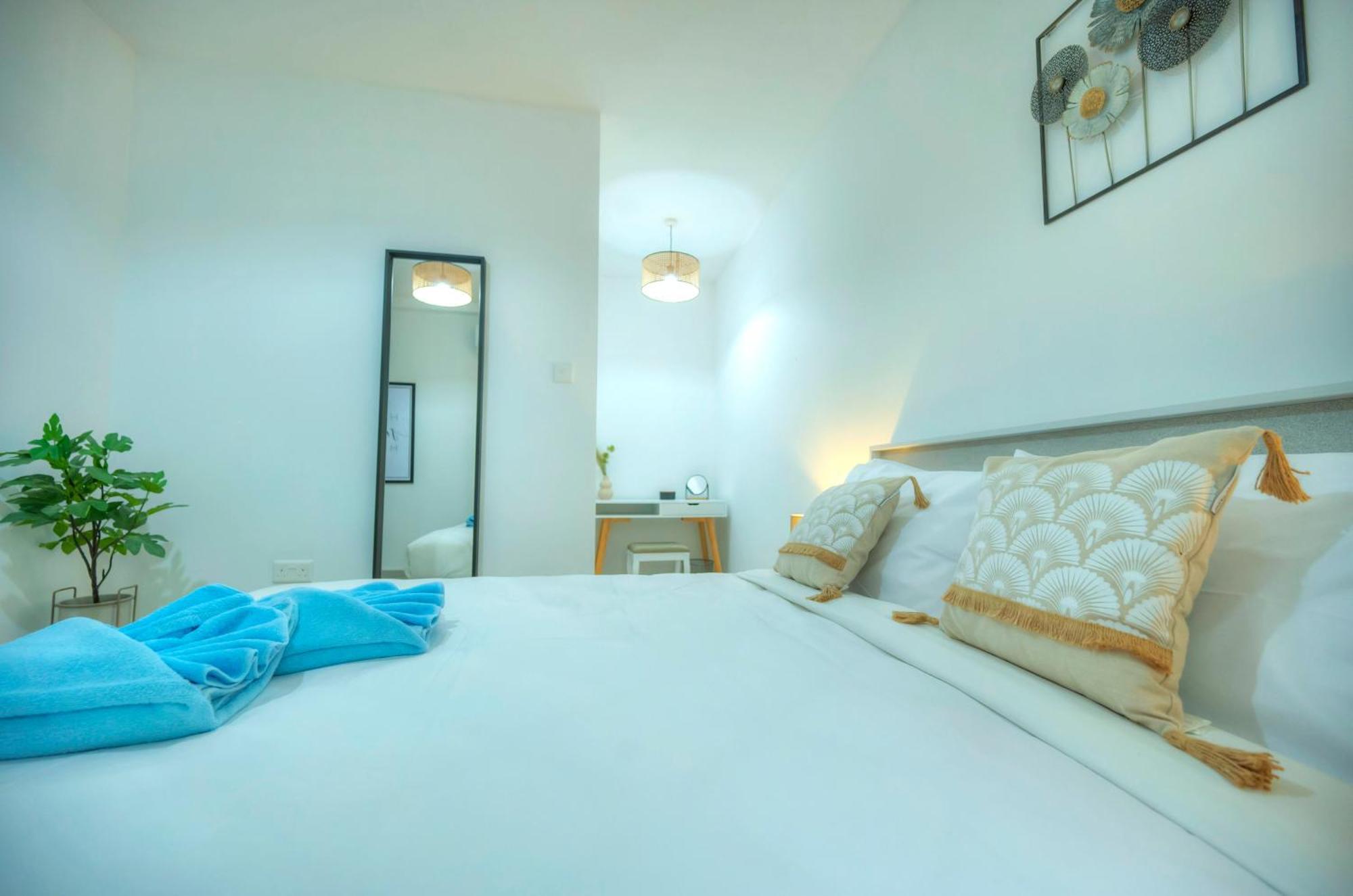 Spacious, Bright & Modern 3 Bedrooms, Balcony Apic1-1