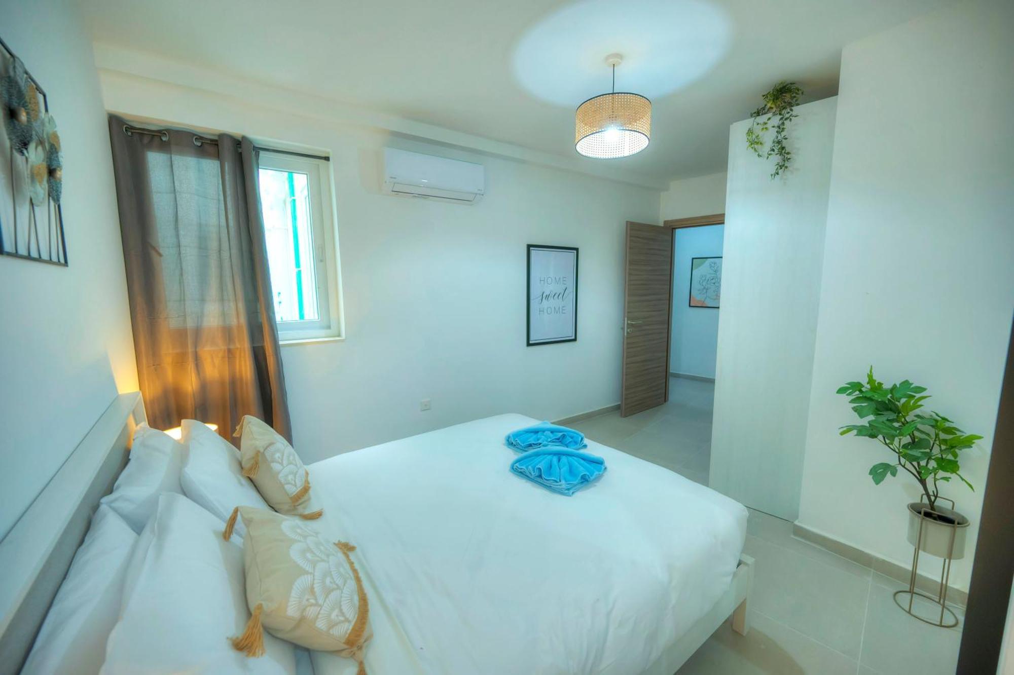 Spacious, Bright & Modern 3 Bedrooms, Balcony Apic1-1 *